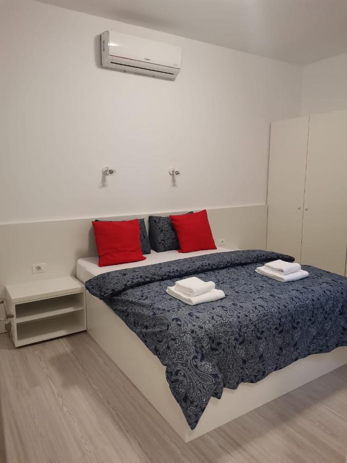 Old Town Bar Apartments On Street Tonitza Bucarest Extérieur photo