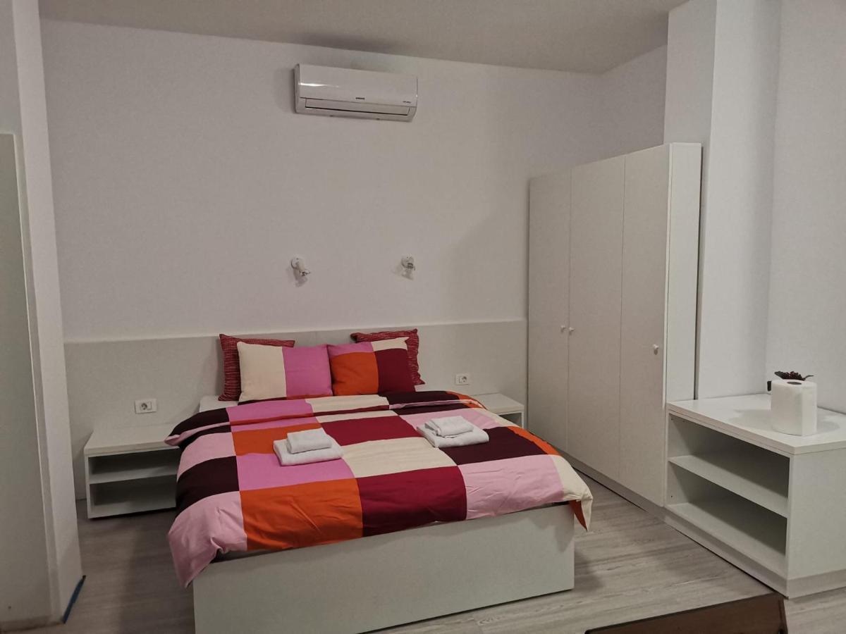 Old Town Bar Apartments On Street Tonitza Bucarest Extérieur photo