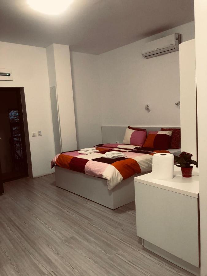 Old Town Bar Apartments On Street Tonitza Bucarest Extérieur photo